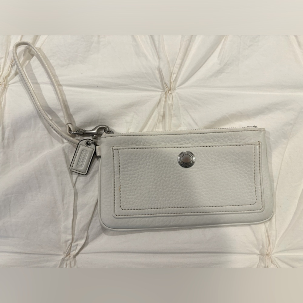 Coach Vintage White Pebble Leather Wristlet Small Handbag in great condition